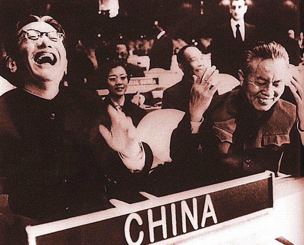 毛泽东亲自点将让乔冠华出使，外媒:乔的笑震碎联合国大厅的玻璃
