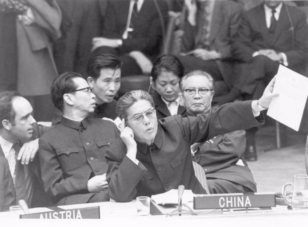 毛泽东亲自点将让乔冠华出使，外媒:乔的笑震碎联合国大厅的玻璃