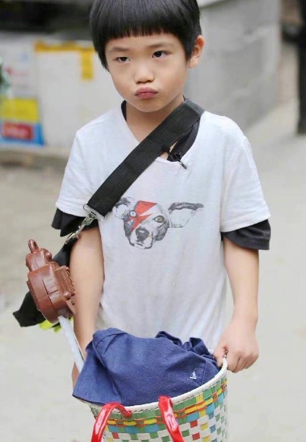 曹格12岁儿子太早熟都长胡子了?头发盖眼更帅气,五官更有明星范