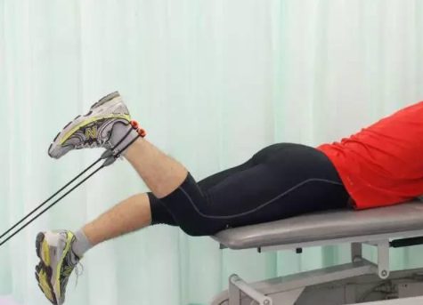 关节炎犯了怎么办?3个动作缓解膝痛,躺着也能做