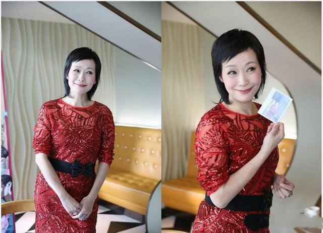 "许仙"身着白色连衣裙温婉大气,美艳动人,叶童之后再无许仙!