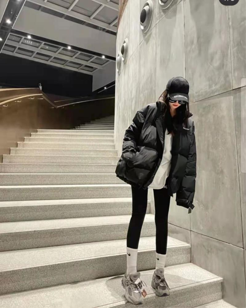 无论哪种颜色的鲨鱼裤和黑色羽绒服都是史上最佳的搭配,不信的话来