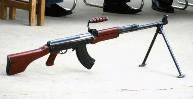 81式班用机枪采用短行程活塞式导气自动原理,导气孔安装了调节塞,能够