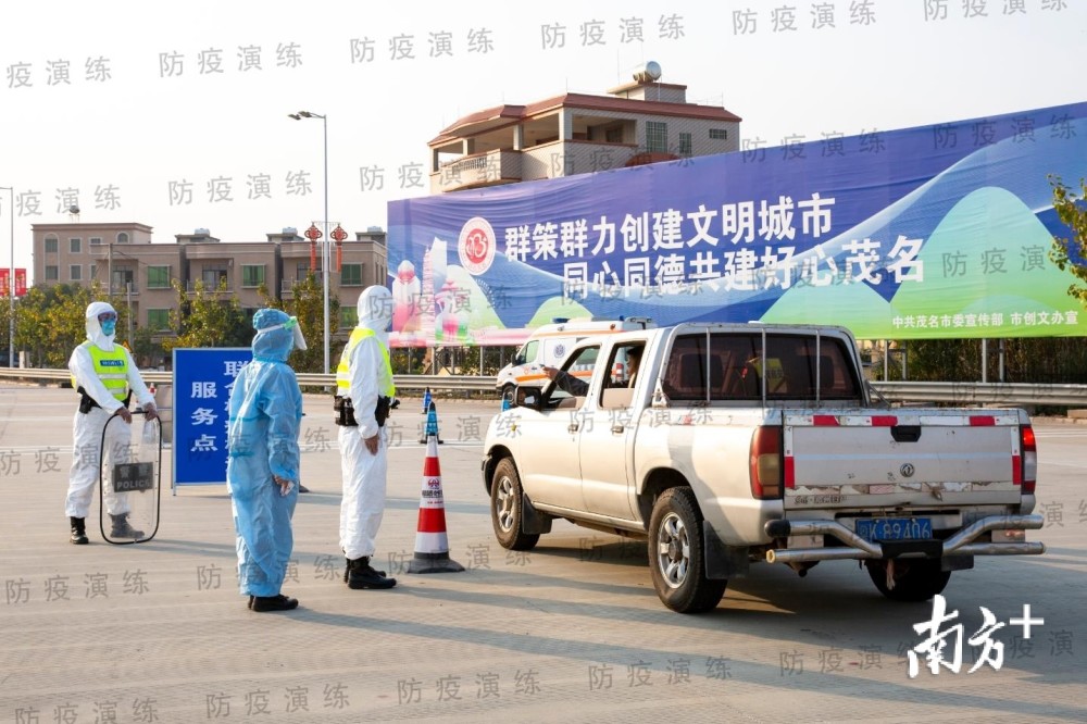 拧紧防控弦茂名警方开展疫情防控应急处置演练