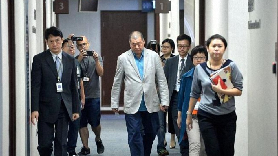 妻子在外跪地祈祷黎智英收到忏悔书这是知道错了