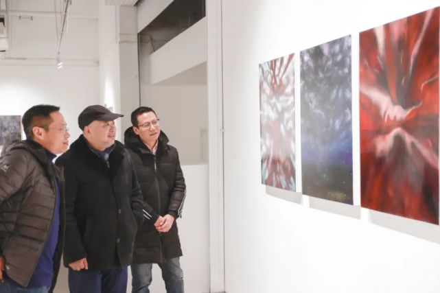 开幕现场座谈会由策展人李向华主持参展艺术家熊晓东参展艺术家刘伟