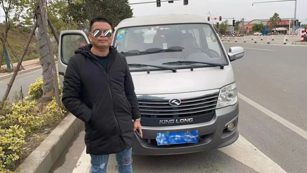 千万别惹漳州这辆面包车,因为你不知道车上会下来多少人!