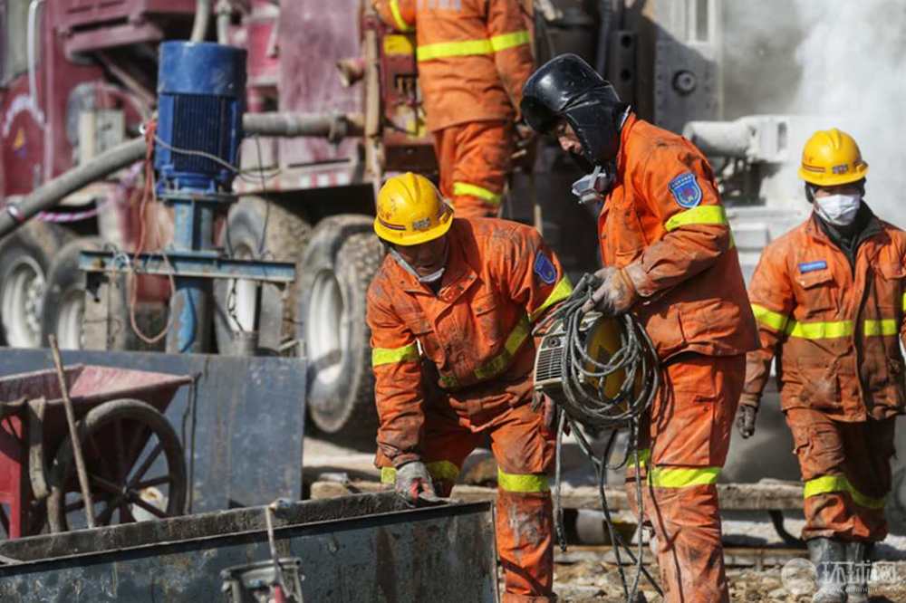 山东栖霞金矿爆炸事故现场救援人员加快推进钻孔作业