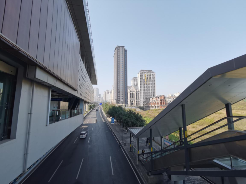 高科雲汀位于3号线唐家院子轻轨站旁,和兆邦嘉璟也就一个轻轨站点的