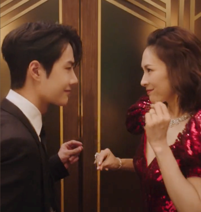 王一博和章子怡同框跳舞上演电梯浪漫网友这个对视有点甜