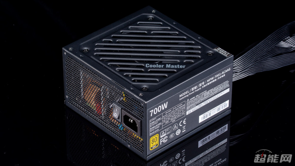 gold電源的額定功率為700w,屬於14cm長度的標準atx電源,採用原生直出