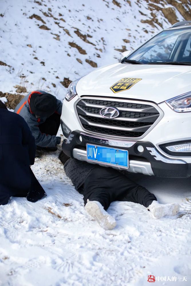 洛绒泽批采集声音的路上,车轮陷进雪坑里.