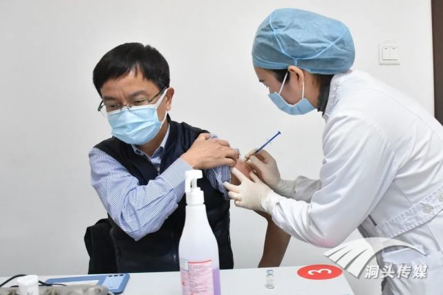 打好冬春疫情防控攻坚战丨区领导带头接种新冠病毒疫苗|新型冠状病毒