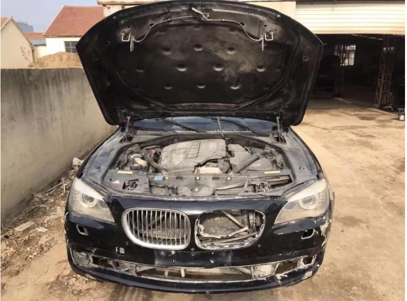 广西有一名年轻人看到一辆严重泡水的宝马汽车,这辆宝马5系虽是老款