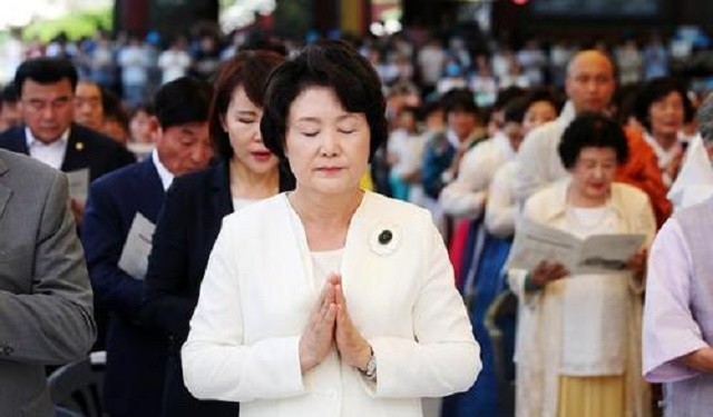 与其他的第一夫人相比,金正淑没有非富即贵的家世,她只是生活在韩国的