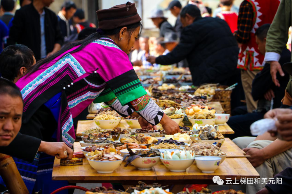 农历十月, 哈尼族的长街宴, 好客的哈尼人用黄糯米, 三色蛋,猪,鸡,鱼