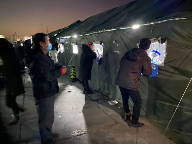 人员聚集排队久通州马驹桥全员核酸检测推线上预约六大检测点同步运行