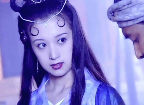 早年曾参与《西游记续集》《走过柳源》等影视作品的拍摄,2000年她