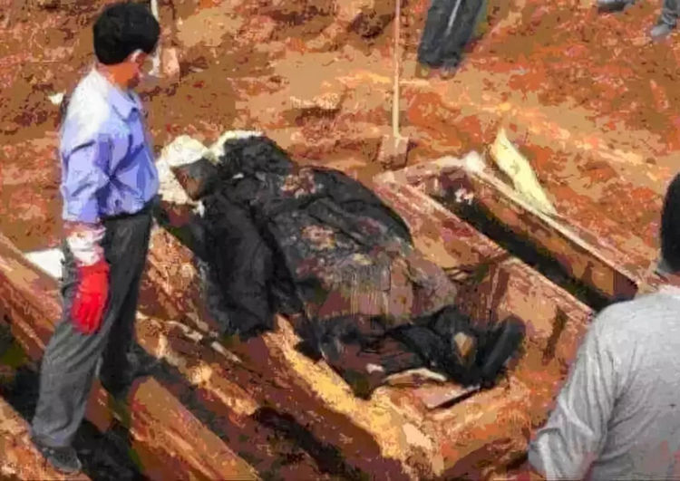 内蒙古出土首个穿龙袍的女尸,遗体宛如生人,腿部有血迹,她是谁_腾讯