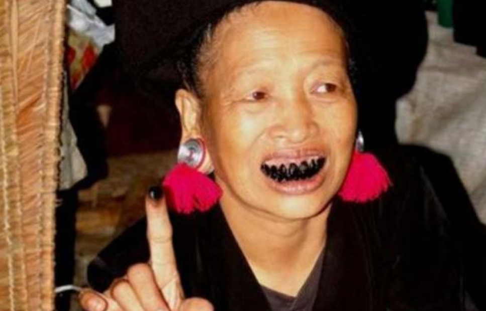 据考证,日本平安时代,黑齿就成为了贵族女子的标配,在成年之后,女子