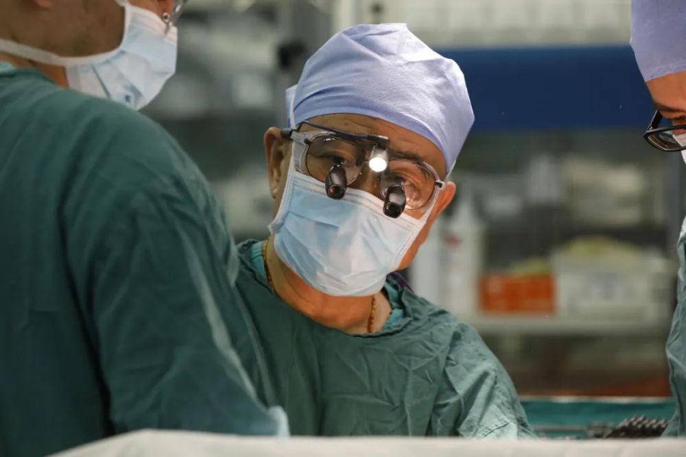 杨甲梅医生要扶着病人共同趟过疾病的河