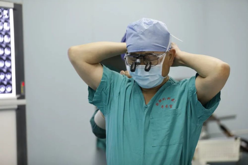 杨甲梅医生要扶着病人共同趟过疾病的河