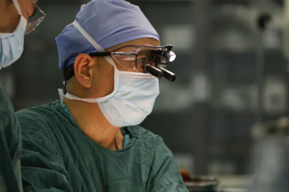 杨甲梅医生要扶着病人共同趟过疾病的河