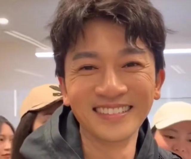 46岁苏有朋近照曝光,下巴变尖被指认不出,眼角鱼尾纹藏不住_腾讯新闻