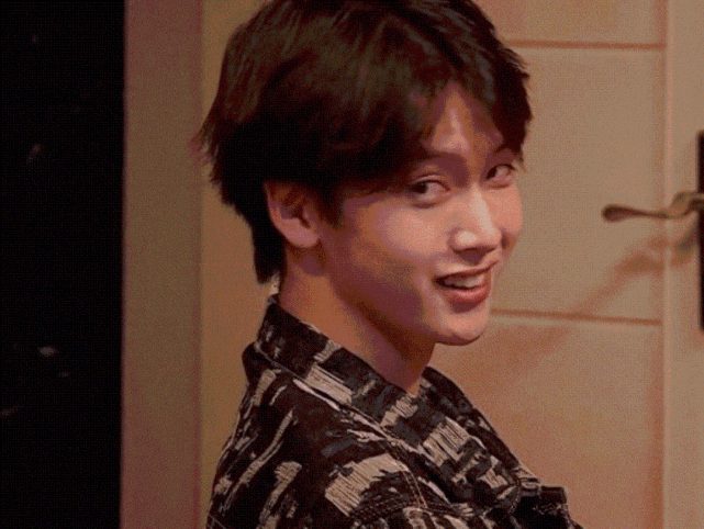 陈宥维在短片《机关算尽》中的回头一笑,颇受好评