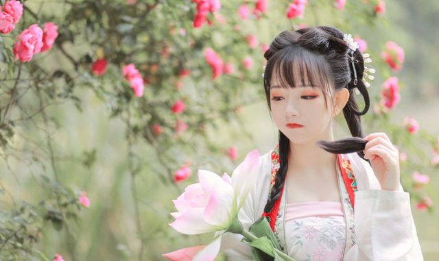 曾登国际杂志,被封汉服推广大使,王奕萌古风新作却被质疑了?