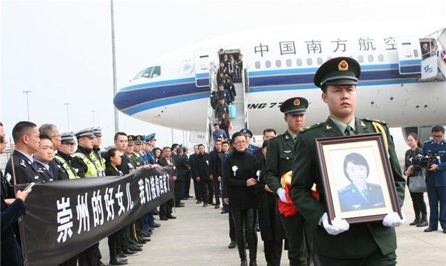 余旭中国首位歼10女飞行员因跳伞失败牺牲36万群众送别