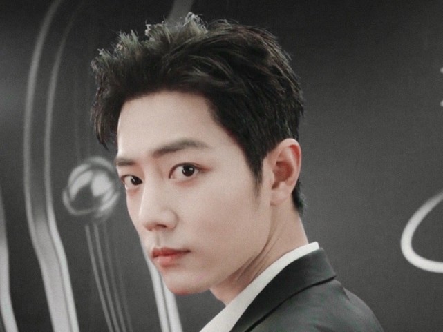 肖战西装大背头现身抖音之夜慢镜头回眸杀简直太惊艳