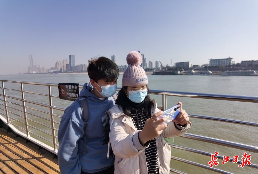 武汉人戴口罩坐轮渡在微风之中惬意享受冬日暖阳