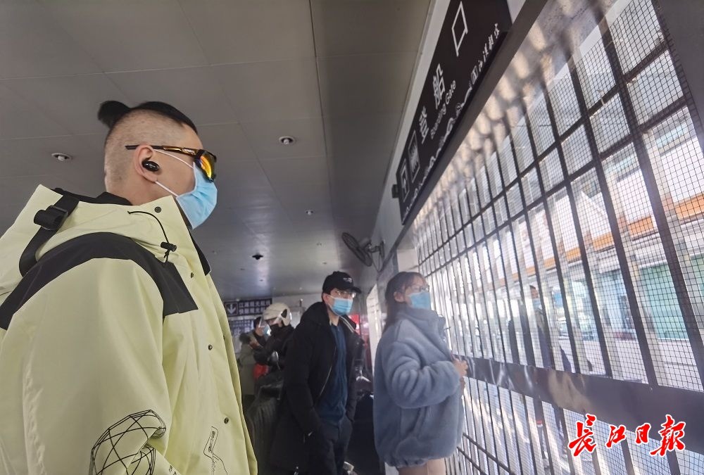 武汉人戴口罩坐轮渡在微风之中惬意享受冬日暖阳