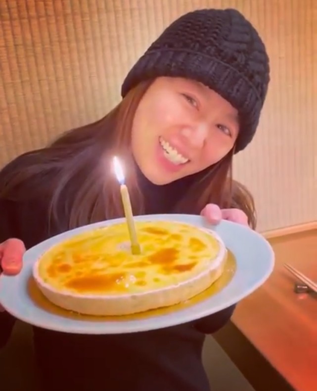 林心如提前庆祝45岁生日手捧蛋糕素颜出镜模样娇羞可爱