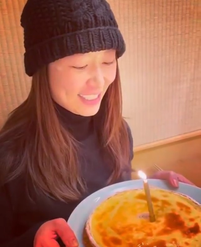 林心如提前庆祝45岁生日,手捧蛋糕素颜出镜,模样娇羞可爱_腾讯新闻