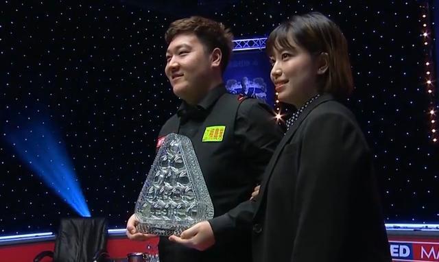 颜丙涛夺冠,女朋友亮相颁奖典礼,老师透露:奖金能在英国买房子_腾讯