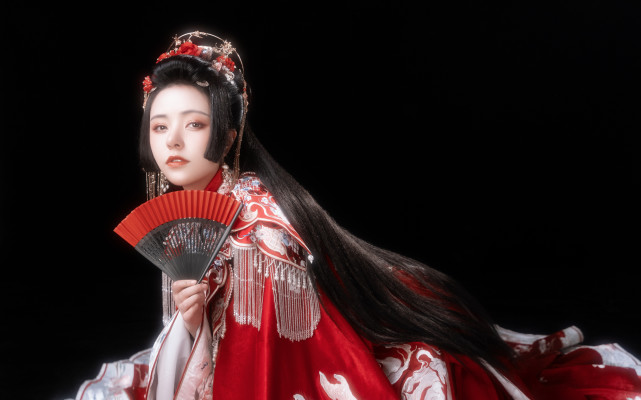 公主切是日本平安京时期的女贵族的流行发型,看起来高贵的同时更有