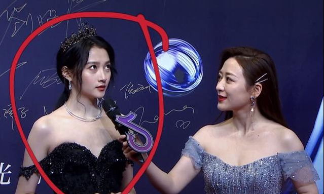 红毯关晓彤露黑眼圈眼袋姚晨深陷法令纹肖战王一博又纯又欲