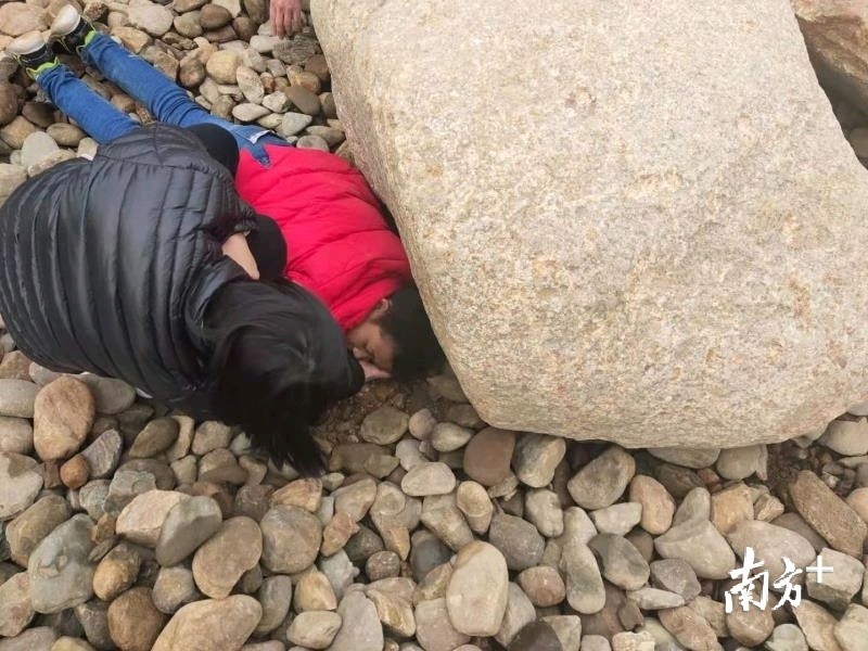 视频熊孩子手臂被石头压住消防出动化险为夷