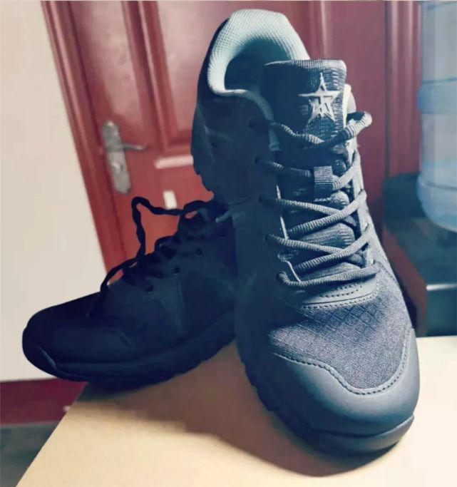 解放军首款黑色系作训鞋19式作训鞋将陆续下发到各单位领到鞋的小伙伴