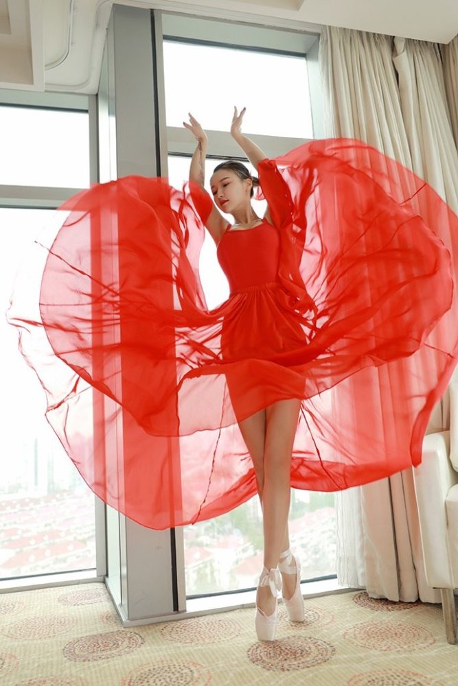 红色网纱连衣裙的舞蹈老师身材完美气质优雅