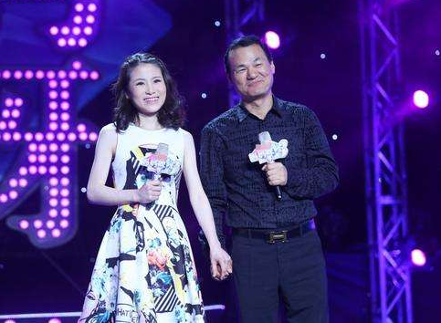 36岁大叔恋上9岁女孩,苦等10年娶为妻子,今成人生赢家|尹旎|张行|歌手