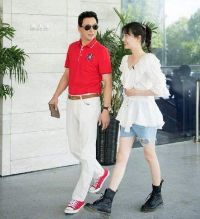 尴尬的是,郑爽与爸爸郑成华相继发声控诉张恒一家后,网络上风评依旧清