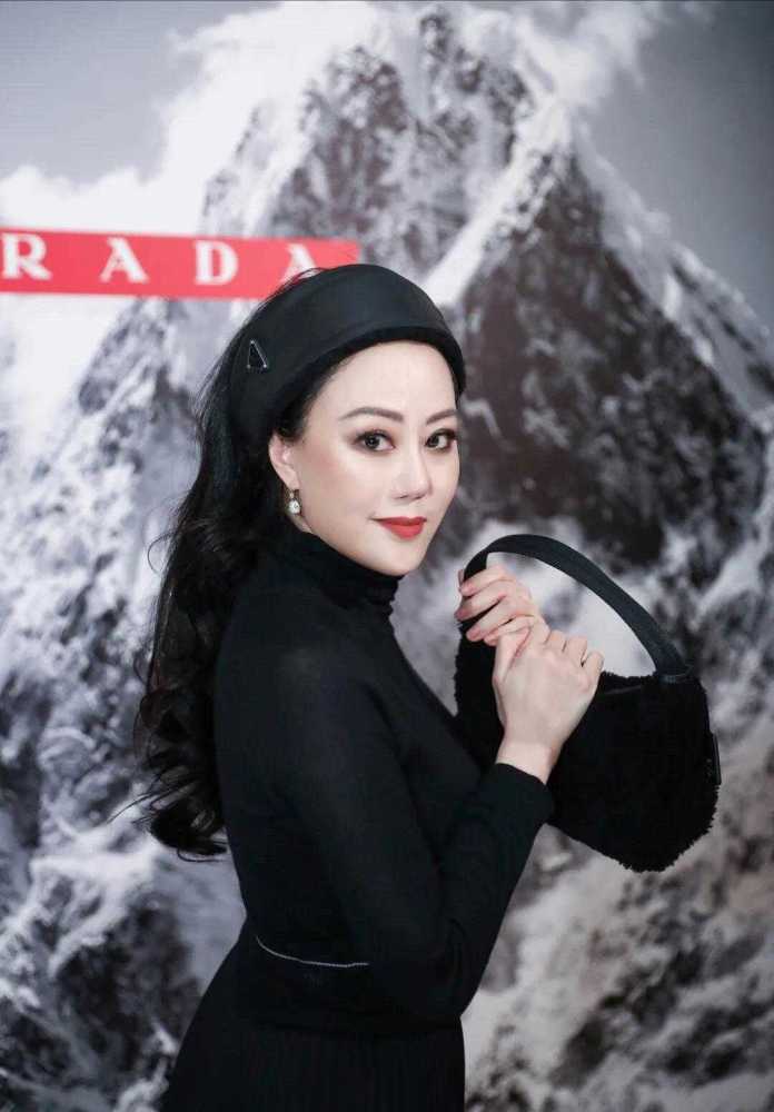 章小蕙真会穿穿简约印花连衣裙优雅随性掩不住浓浓熟女范