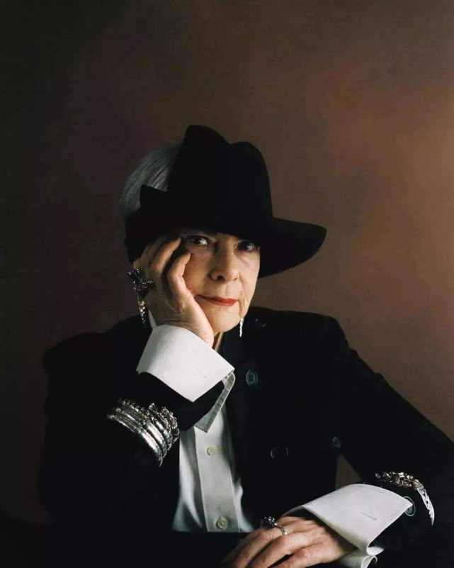 lyn slater,68岁,满脸皱纹,满头白发.