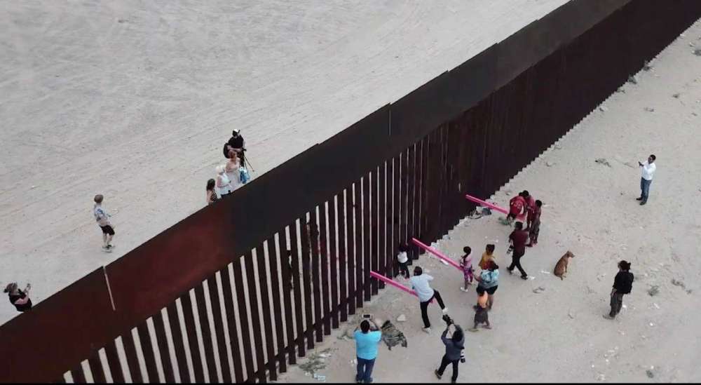 美墨边境墙跷跷板图片