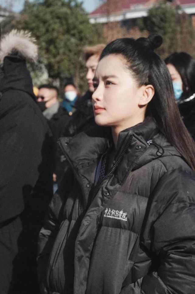 《画骨女仵作》讲述了景容为查临京案来到锦江城,无意相识纪云舒的