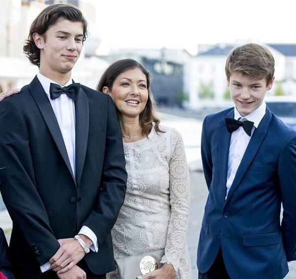 21岁丹麦王子迎来生日,混血高颜值成国际超模,华裔母亲基因好