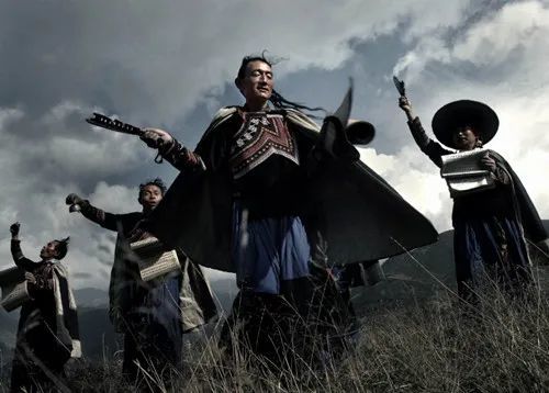 毕摩在举行仪式毕摩文化的宗教性是不可回避的,恰恰是彝族观念和信仰